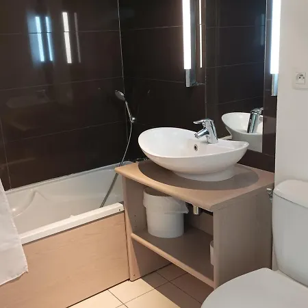T2 Dans Un Chateau A Jausiers, Piscine Et Sauna, Ideal Pour 4 Personnes - Fr-1-165b-42